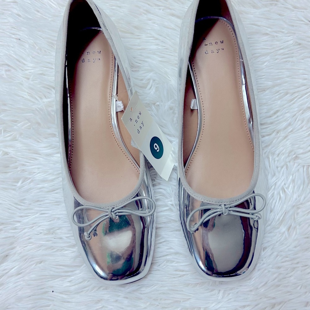 NWT. a.new day Women's Silver Flats SIZE 9 - Picture 2 of 4